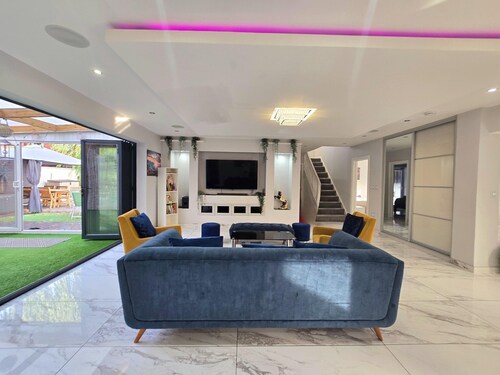 Stylish 6-Bed Retreat with Parking and Jacuzzi