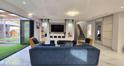 Stylish 6-Bed Retreat with Parking and Jacuzzi