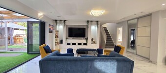 Stylish 6-Bed Retreat with Parking and Jacuzzi