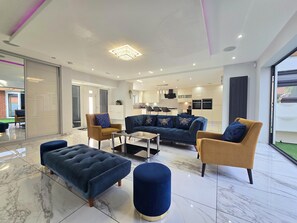 Interior - Stylish 6-Bed Retreat with Parking and Jacuzzi (Farnborough)