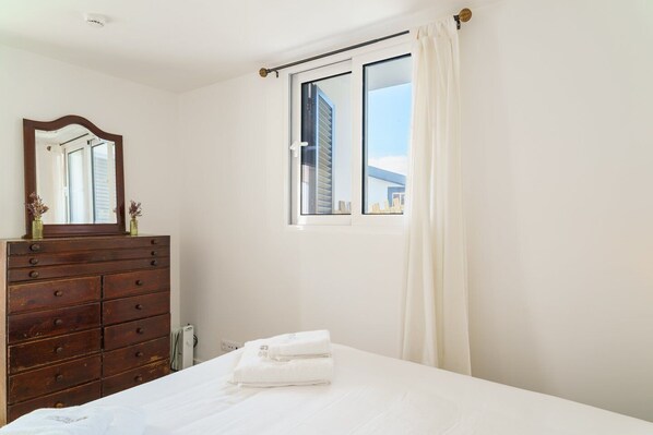 1 bedroom, internet, bed sheets