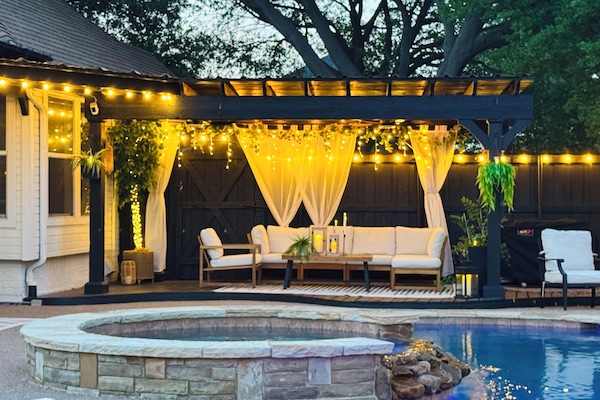 Una piscina al aire libre, una piscina climatizada