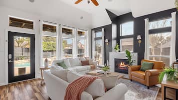 Smart-TV, Kamin, Bücher