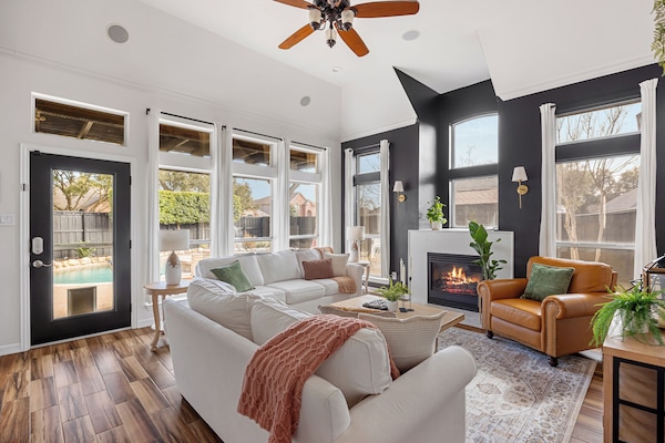 Smart TV, chimenea, libros