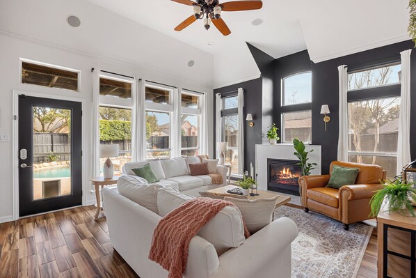 Smart TV, fireplace, books - Resort-style, Frisco Getaway, Saltwater Pool, FREE Heated Spa (Frisco)