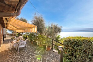 Outdoor dining - Blu Lavanda  Lakeview Terrace + Garden, Gargnano, Italy (Gargnano)