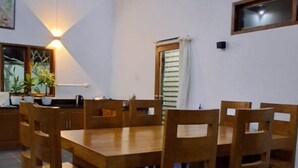 Dining - Villa - Sleeps 6 - Private pool - Parking (Karangasem)