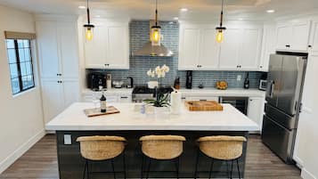 Jääkaappi, mikroaaltouuni, uuni, liesi