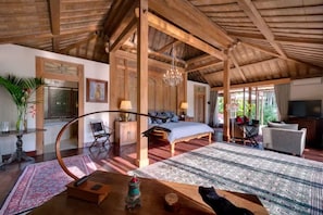 5 bedrooms, in-room safe, desk, iron/ironing board - Canggu Tropical Living in Artisan Teak Joglo Estate 50 meters to beach 2500 Sq M (Bali)