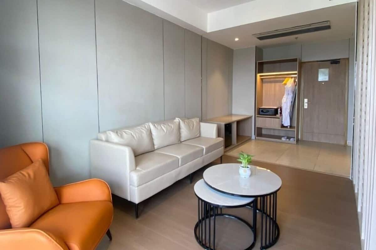 Mayflower Suite | Living area | 36-inch flat-screen TV with digital channels