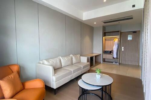 Mayflower Suite | Living area | 36-inch flat-screen TV with digital channels