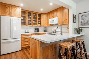 Een koelkast, een magnetron, een oven, een kookplaat