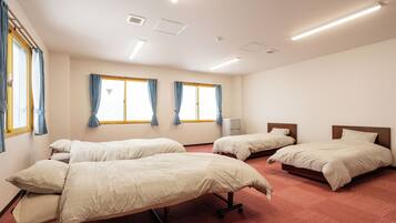 Habitación cuádruple básica, varias camas, vista a la montaña | Ropa de cama