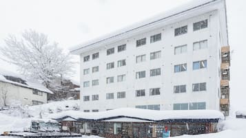 Vista frontal de la propiedad