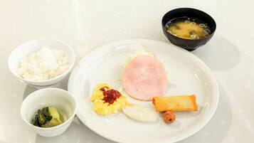 Daily cooked-to-order breakfast for a fee