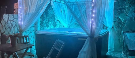 Outdoor spa tub