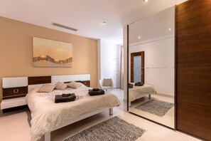 3 bedrooms, desk, iron/ironing board, WiFi