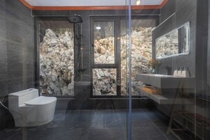 Double Garden View | Badrum | Dusch, regndusch, gratis toalettartiklar och tvål