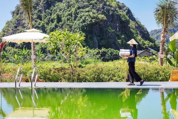 Una piscina al aire libre
