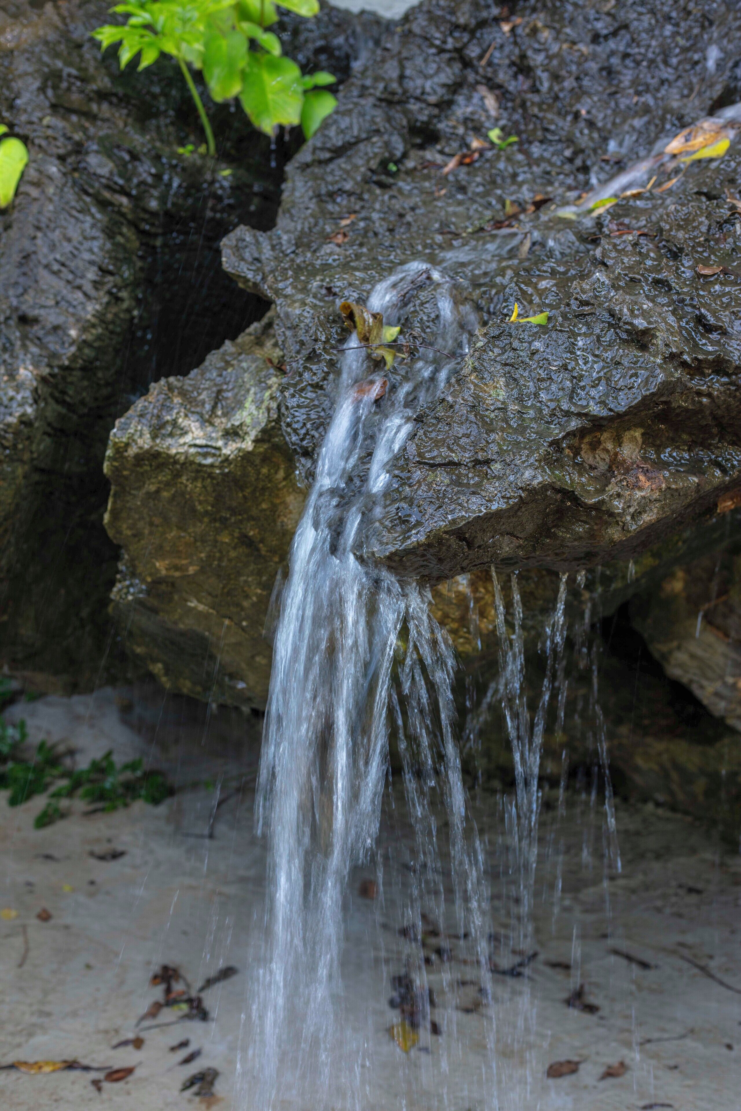 Una cascada que se precipita sobre una superficie rocosa.