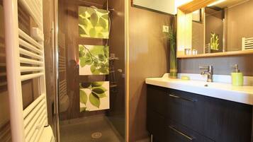 Douche, sèche-cheveux, serviettes fournies, savon