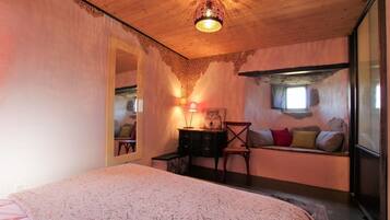 1 slaapkamer, een strijkplank/strijkijzer, reisbedje, beddengoed