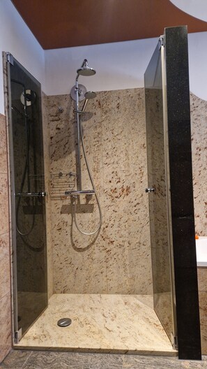 Hiustenkuivaaja, pyyhkeet, saippua, vessapaperi