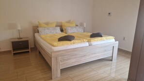 3 makuuhuonetta, työpöytä, vauvan matkasänky, ilmainen Wi-Fi