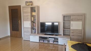 3 bedrooms, desk, travel crib, free WiFi