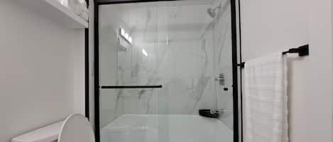 Haartrockner, Handtücher, Seife, Toilettenpapier