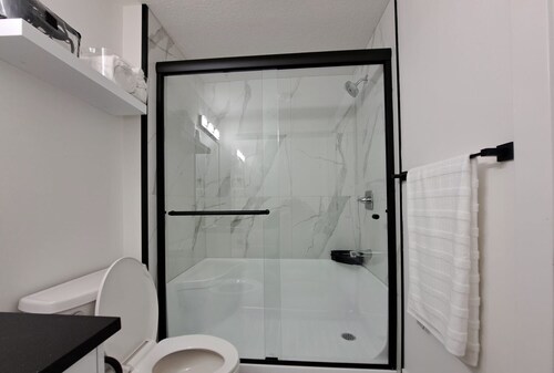 Brand New 1 Bedroom Suite with Private Entrance-10 mins to Airport-self check-in