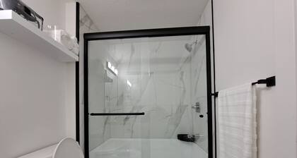 Brand New 1 Bedroom Suite with Private Entrance-10 mins to Airport-self check-in