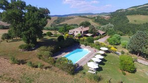 Exterior - CASAL TREGGIA - Val d'orcia  Immersed in the evocative setting of the Val d'Orcia (Radicofani)