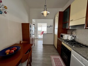 Fridge, oven, dishwasher - Orizzonte Apartment in Follonica (Follonica)