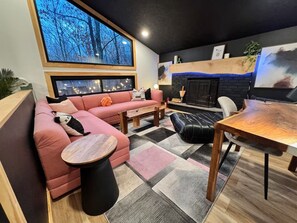 Smart-TV, Kamin, Bücher