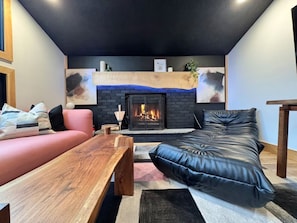 Smart-tv, eldstad och böcker