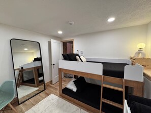 2 Schlafzimmer, Schreibtisch, Bügeleisen/Bügelbrett, kostenloses WLAN