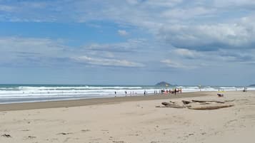 Una playa cerca, toallas de playa