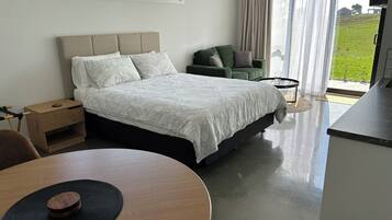1 habitación, tabla de planchar con plancha y cuna de viaje