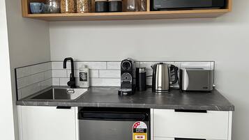 Refrigerador, microondas, cafetera/tetera, tetera/pava eléctrica
