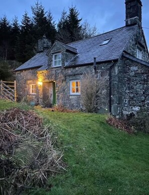 Exterior - Secluded Mountain Stay - Stunning Views of Eryri (Gwynedd)