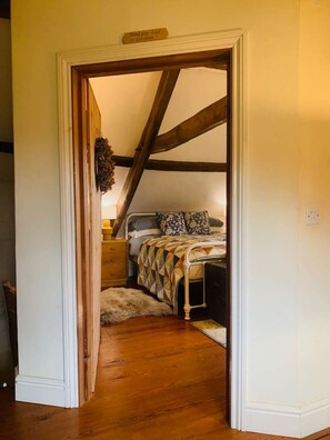2 habitaciones, tabla de planchar con plancha, cuna de viaje y wifi