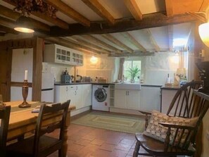 Fridge, microwave, oven, stovetop - Secluded Mountain Stay - Stunning Views of Eryri (Dolgellau)