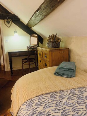 2 bedrooms, iron/ironing board, travel cot, WiFi - Secluded Mountain Stay - Stunning Views of Eryri (Dolgellau)