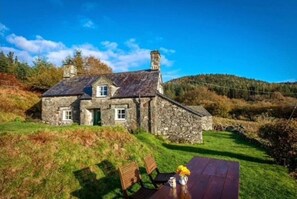 Outdoor dining - Secluded Mountain Stay - Stunning Views of Eryri (Gwynedd)