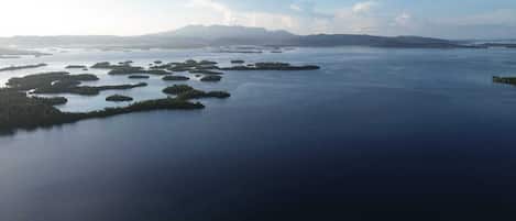 Vista aérea de una zona costera con numerosas islas pequeñas y una extensa masa de agua.