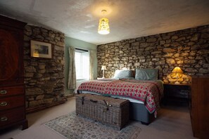 4 bedrooms, desk, iron/ironing board, travel crib