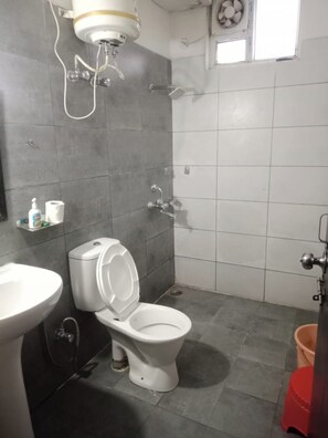 Kamar Single Deluks, balkon, pemandangan gunung | Kamar mandi | Handuk dan sabun
