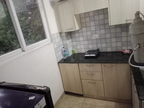 Kamar Single Deluks, balkon, pemandangan gunung | Dapur pribadi | Lemari es