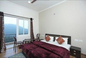 Habitación individual Deluxe, balcón, vista a la montaña | Espacio para trabajar con laptop y tabla de planchar con plancha 
